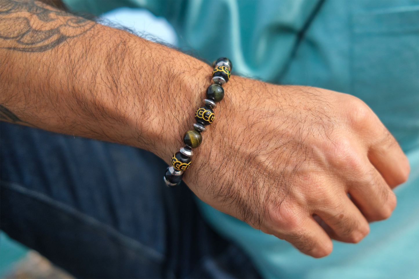 bracelet homme obsidienne 10 mm et perles en verre noire avec mantra gravé
