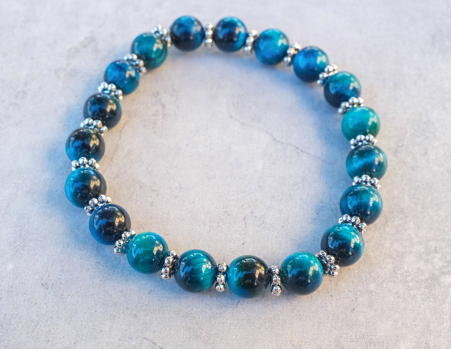 Bracelet oeil de tigre teintée bleu 6 mm - caurisandco