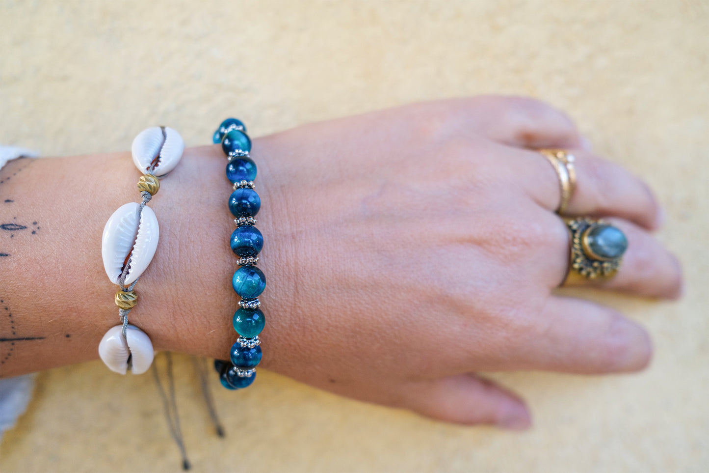 Bracelet oeil de tigre teintée bleu 6 mm - caurisandco