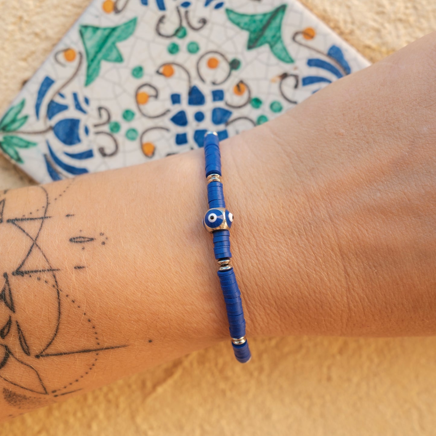 bracelet oeil et perles heishi - caurisandco