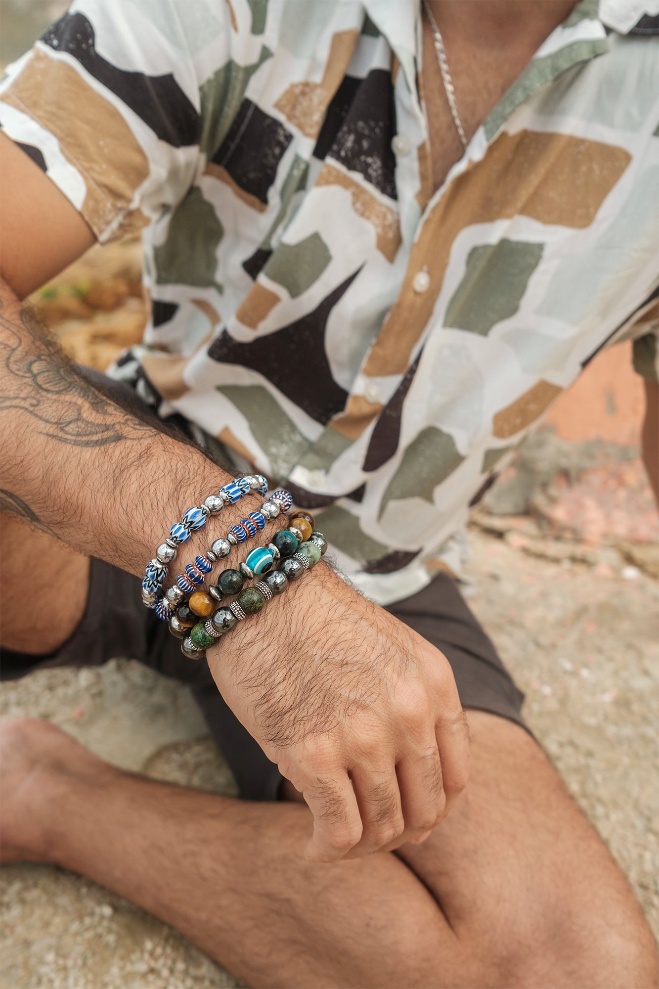 Bracelet perle chevron bleu en céramique et hematite - caurisandco