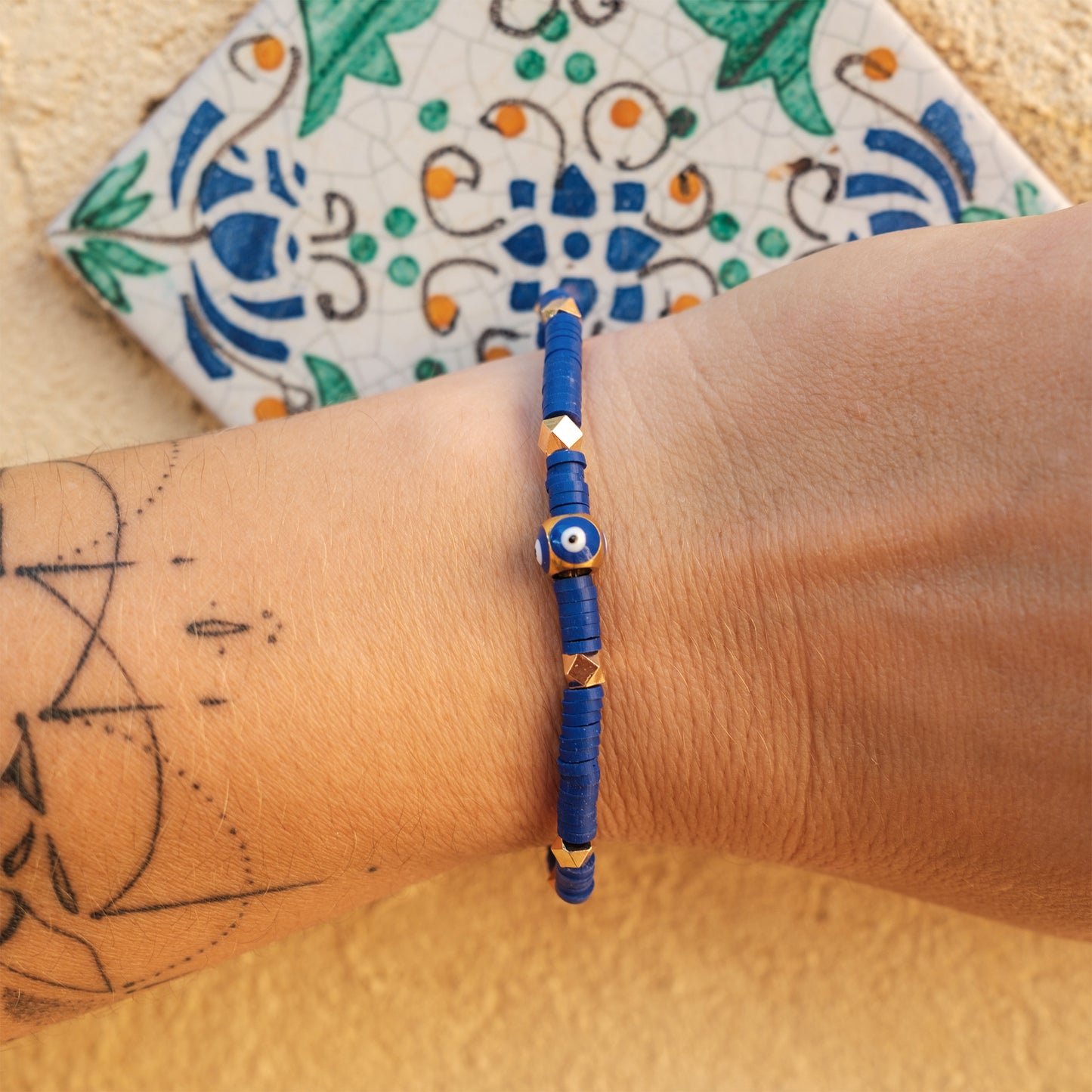 bracelet oeil et perles heishi - caurisandco