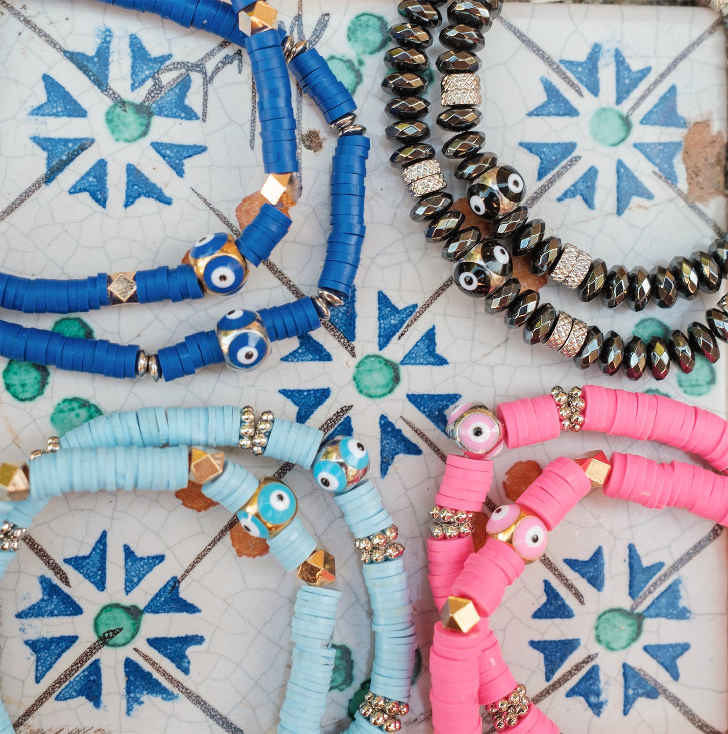 bracelet oeil et perles heishi - caurisandco