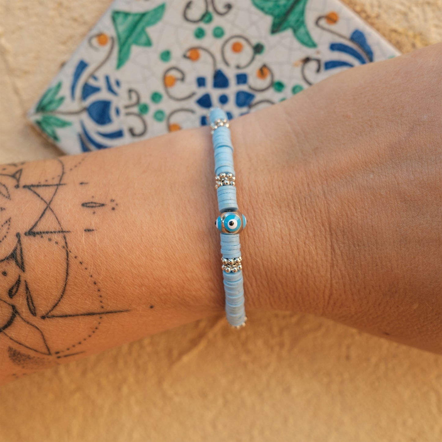 bracelet oeil et perles heishi - caurisandco