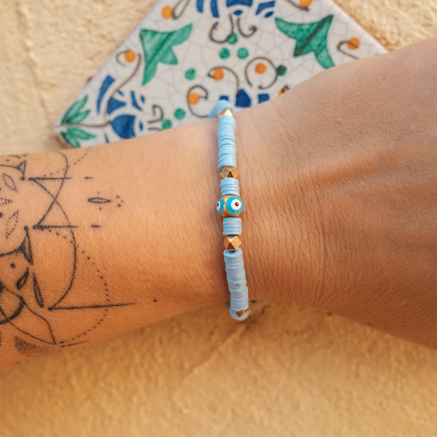 bracelet oeil et perles heishi - caurisandco
