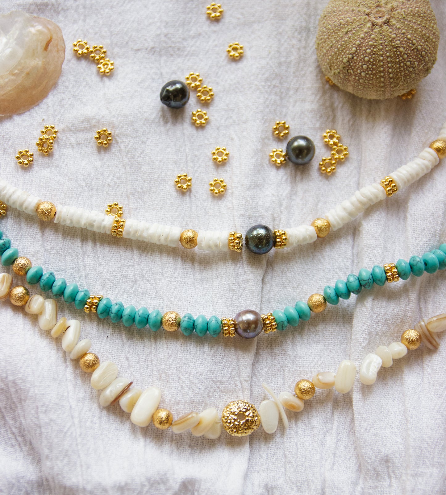 Bracelet heishi coquillage 6mm et perles de culture 10mm - caurisandco