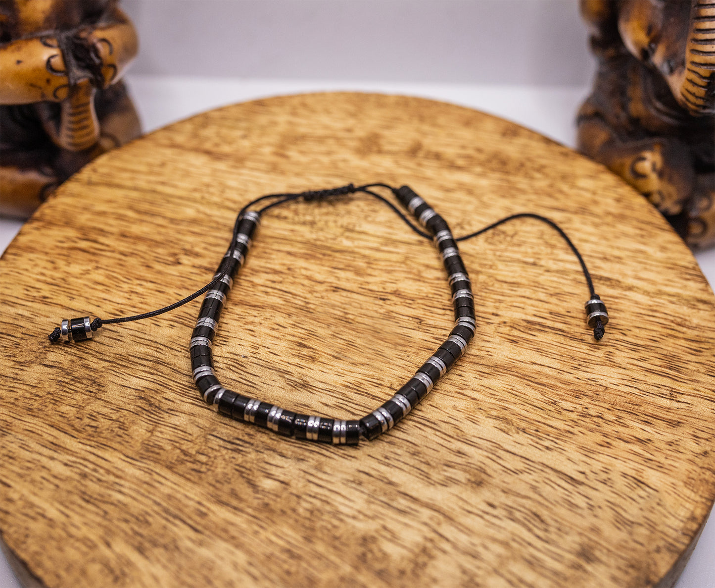 Bracelet homme perles heishi agate noir et hematite noeud coulissant - caurisandco