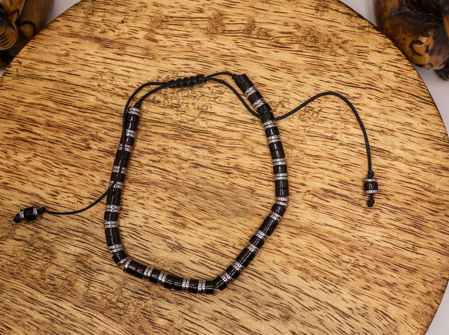 Bracelet homme perles heishi agate noir et hematite noeud coulissant - caurisandco