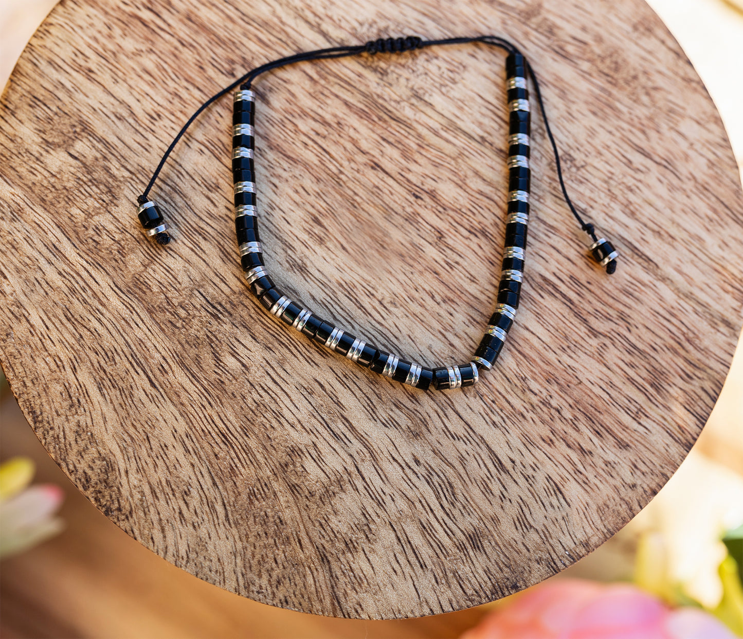 Bracelet homme perles heishi agate noir et hematite noeud coulissant - caurisandco