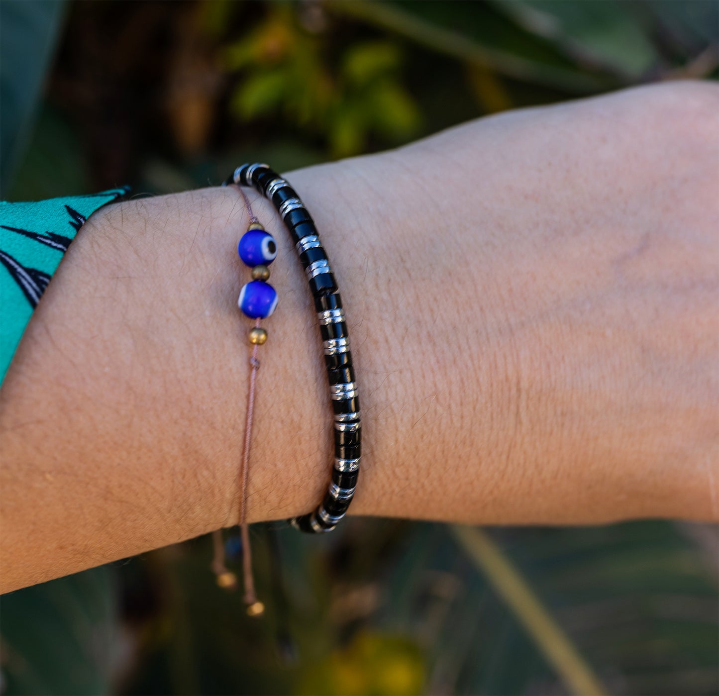 Bracelet homme perles heishi agate noir et hematite noeud coulissant - caurisandco