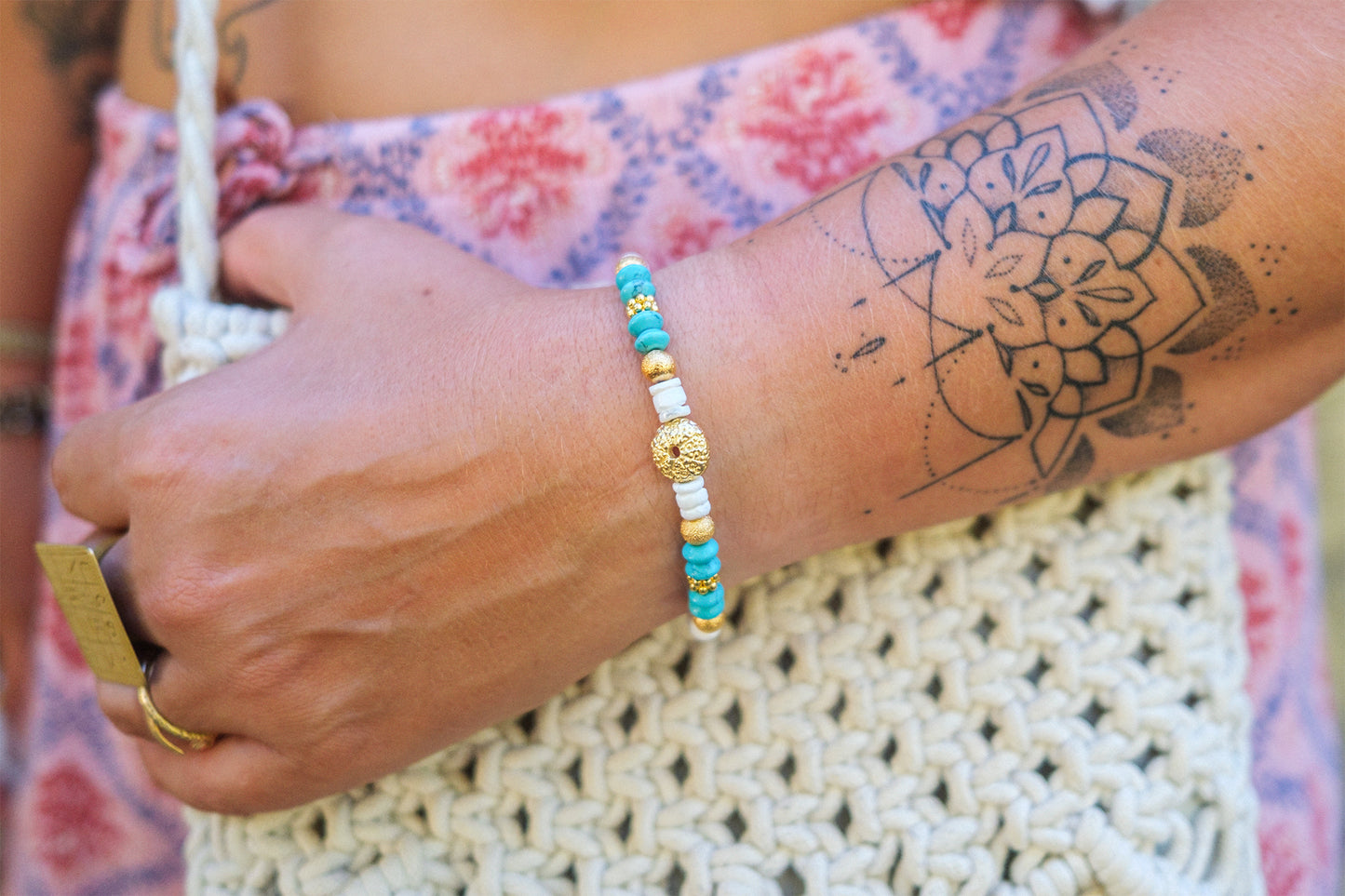 bracelet turquoise et heishi coquillage oursin doré fait main - caurisandco