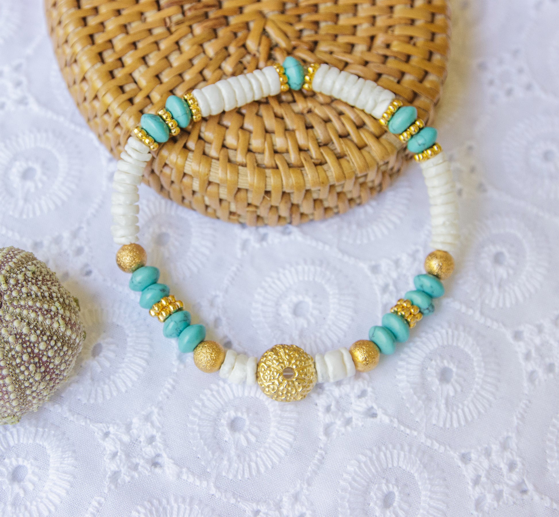 bracelet turquoise et heishi coquillage oursin doré fait main - caurisandco