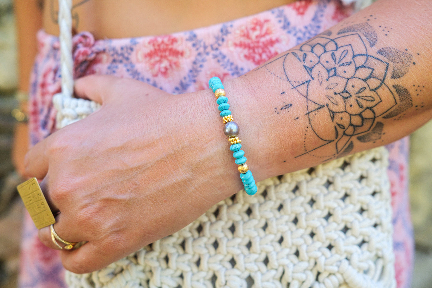 Bracelet howlite turquoise avec perles de culture 10mm - caurisandco