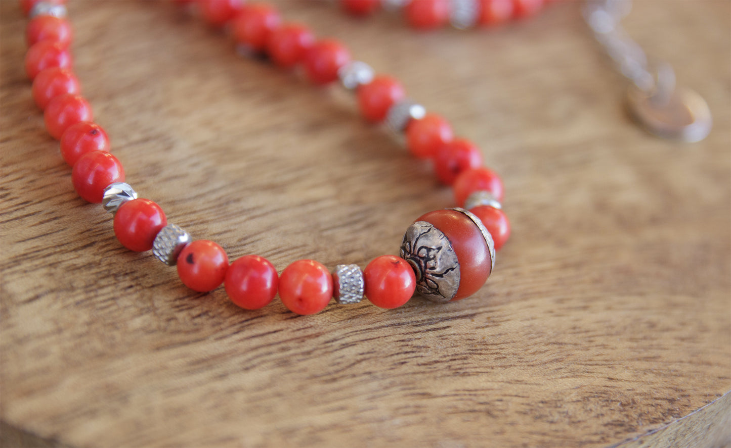 Collier en perles de corail rouge (4-6mm)  (40cm+chaine extension) - caurisandco
