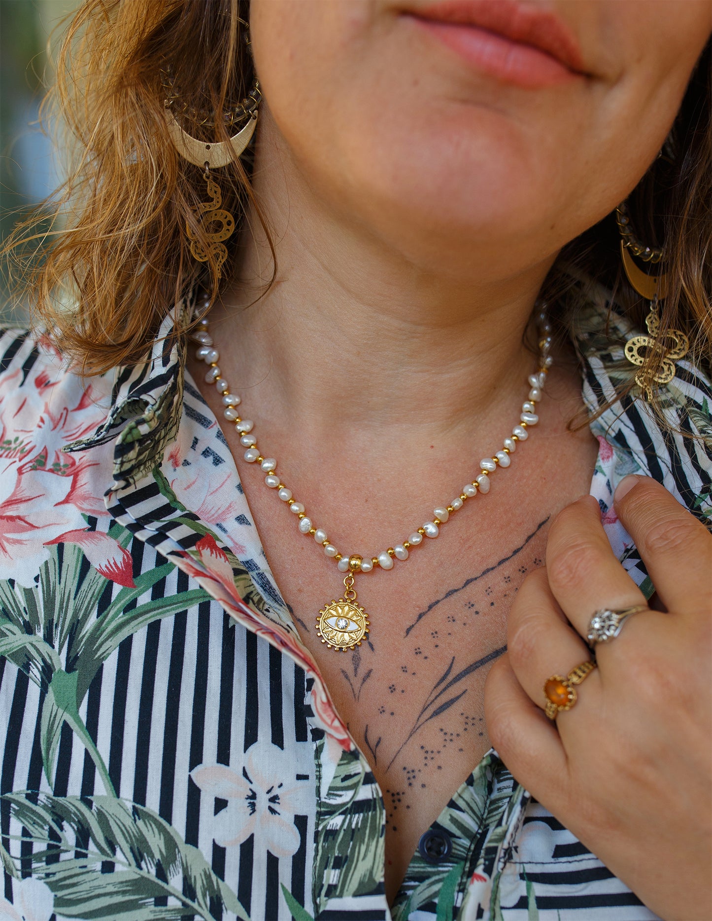 Collier Bohème Talisman en Nacre Blanche & Pendentif Œil – Bijou Fait Main à Cannes