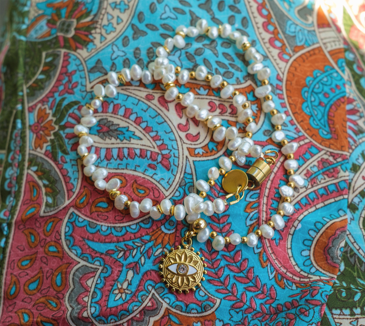 Collier Bohème Talisman en Nacre Blanche & Pendentif Œil – Bijou Fait Main à Cannes
