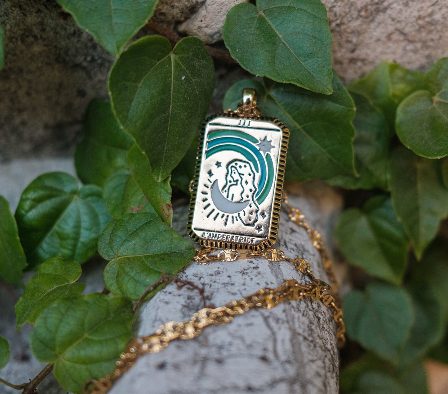 collier carte tarot 'l'imperatrice et chaine en laiton doré - caurisandco