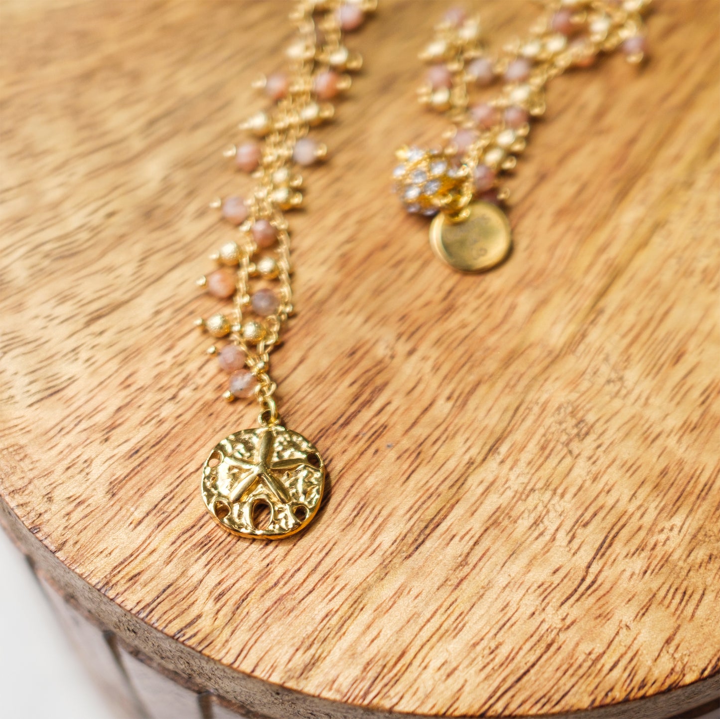 Collier chaine rosaire en sunstone et pendentif sand dollar - caurisandco