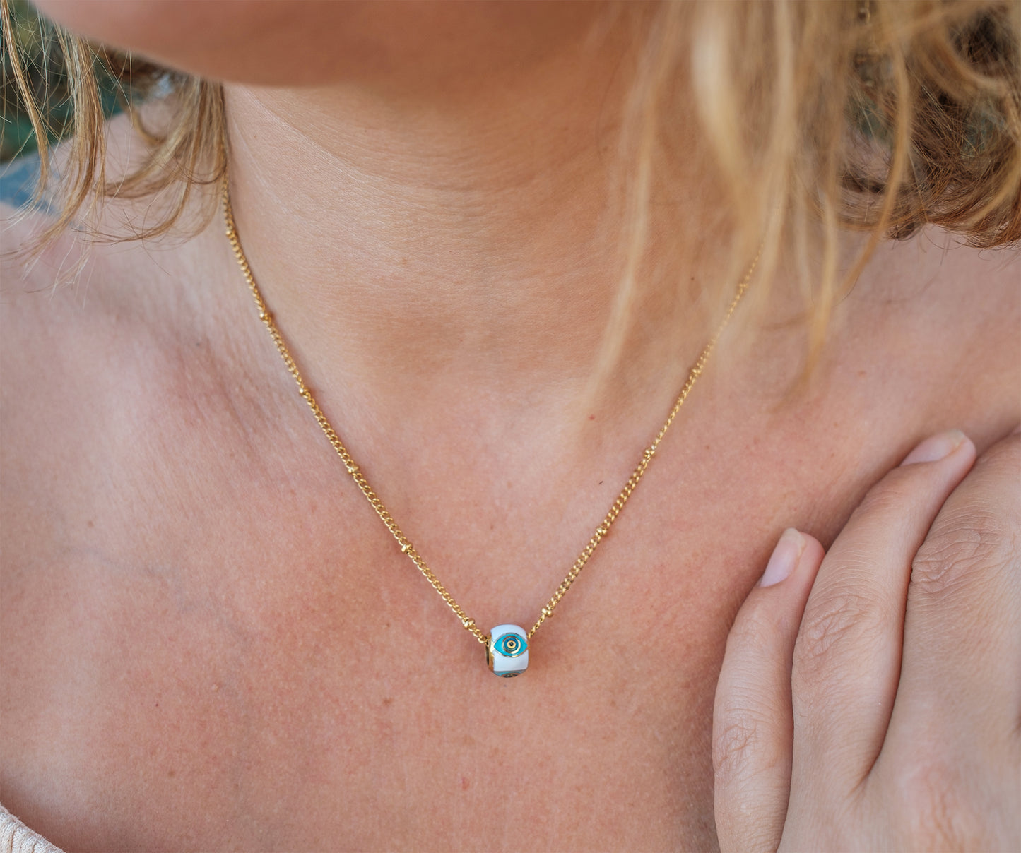 Collier femme en acier inoxydable doré et pendentif oeil emaillé blanc et turquoise - caurisandco
