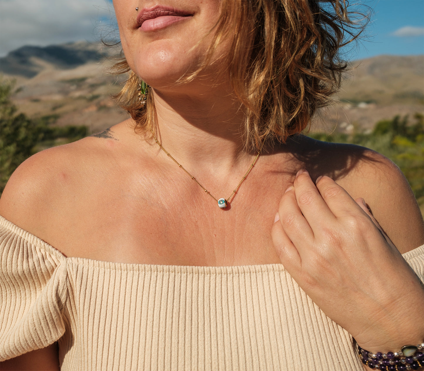 Collier femme en acier inoxydable doré et pendentif oeil emaillé blanc et turquoise - caurisandco