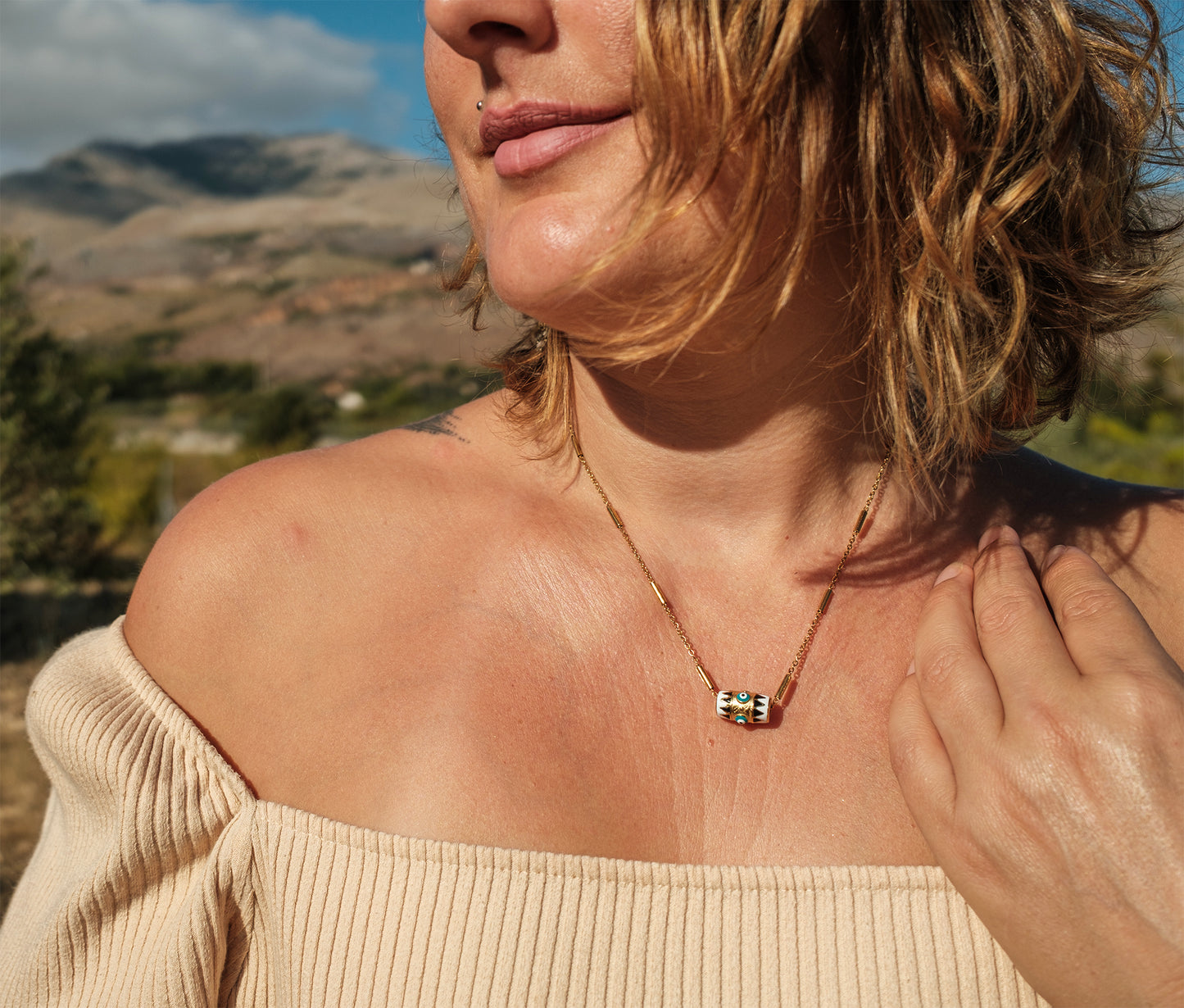 Collier femme en acier inoxydable doré et perle talisman oeil noir et blanc - caurisandco