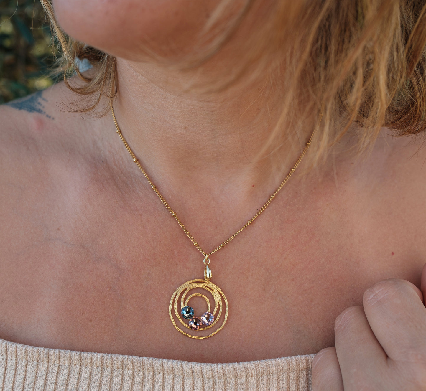 Collier femme en acier inoxydable doré et pendentif TOURBILLON RAINURÉ avec cristal - caurisandco