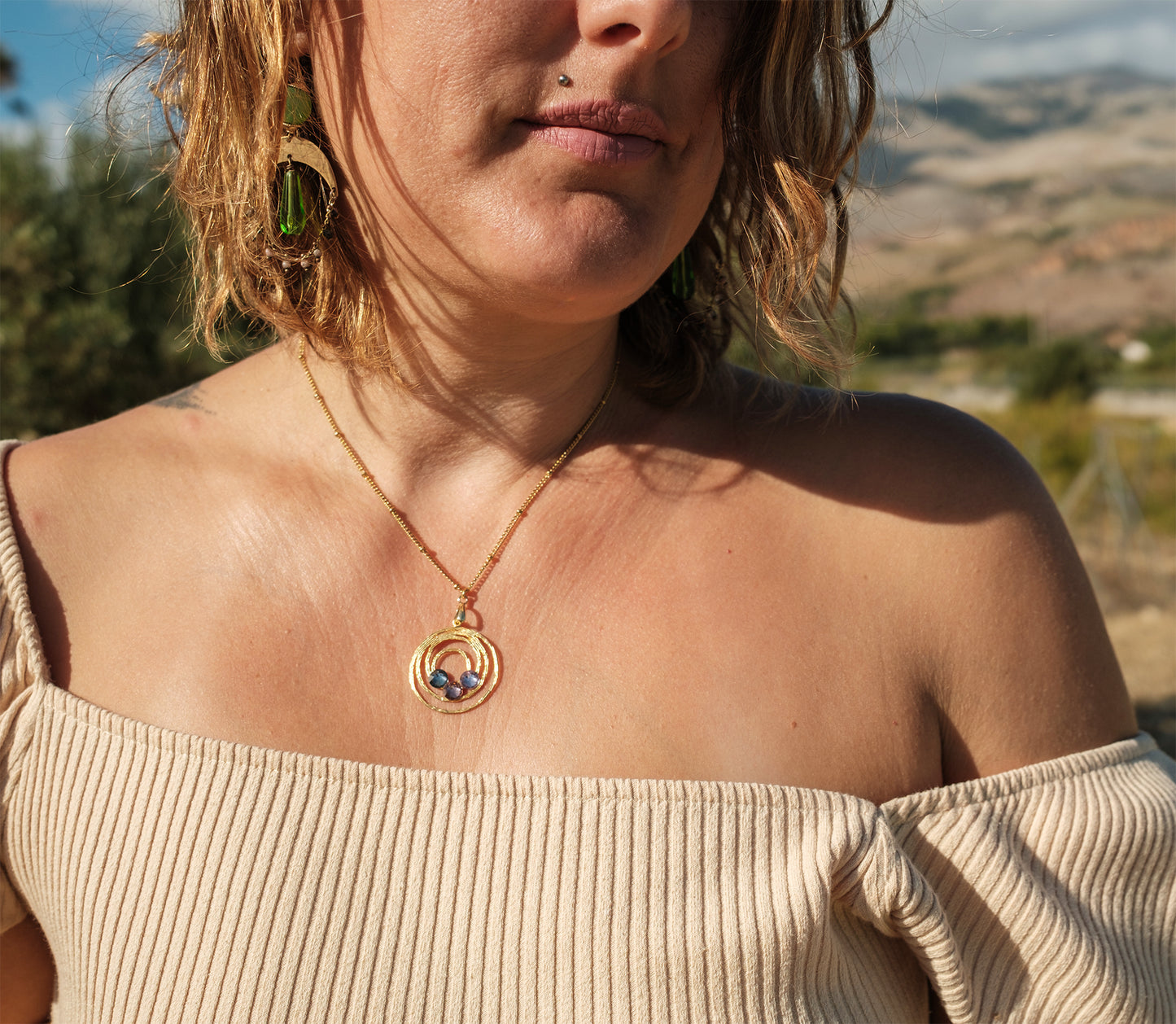 Collier femme en acier inoxydable doré et pendentif TOURBILLON RAINURÉ avec cristal - caurisandco