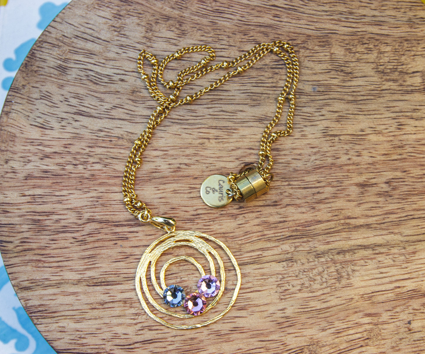 Collier femme en acier inoxydable doré et pendentif TOURBILLON RAINURÉ avec cristal - caurisandco