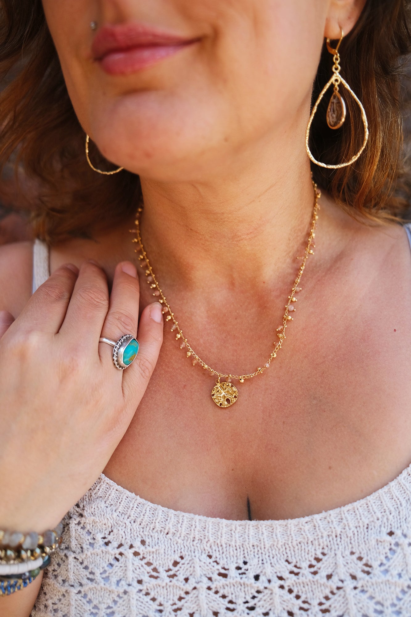 Collier chaine rosaire en sunstone et pendentif sand dollar - caurisandco