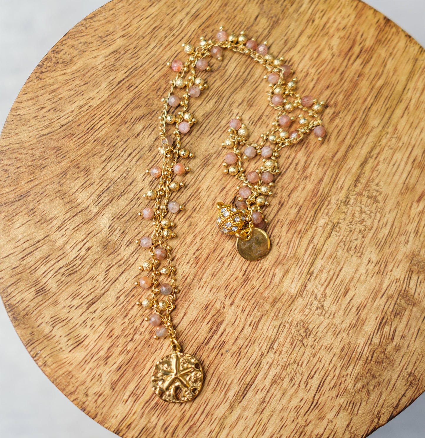 Collier chaine rosaire en sunstone et pendentif sand dollar - caurisandco