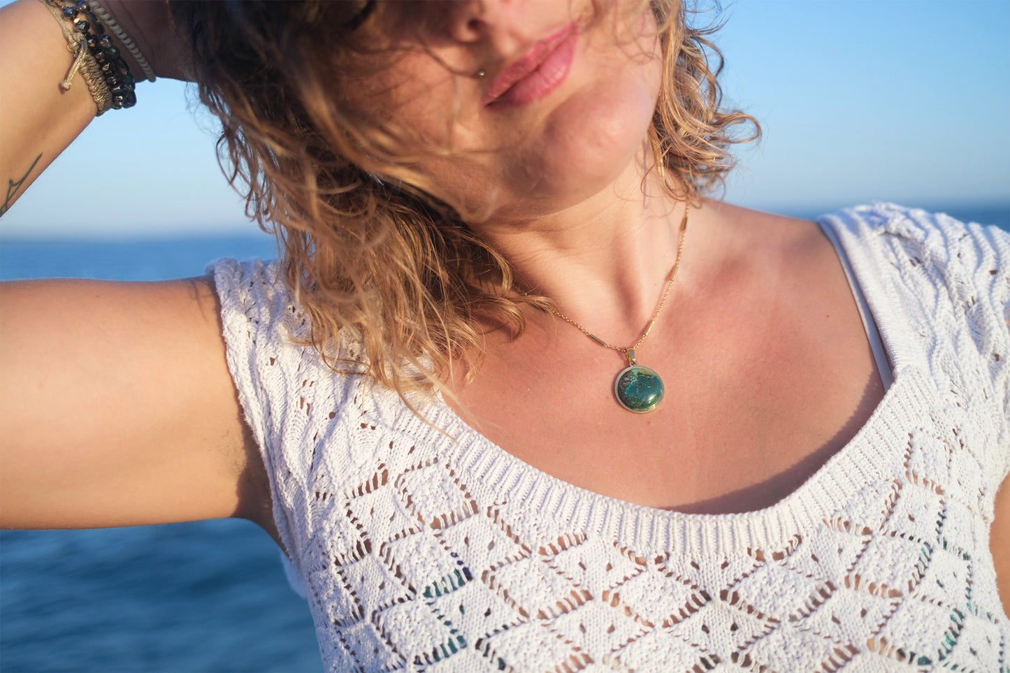 Collier en acier inoxydable doré et pendentif chrysocolle (20mm) - caurisandco