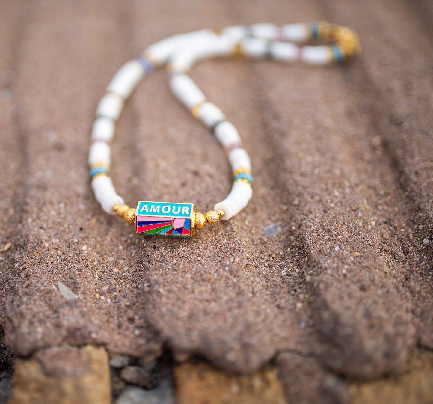 Collier Talisman Amour en Perles Heishi & Coquillage – Bijou Bohème Fait Main à Cannes