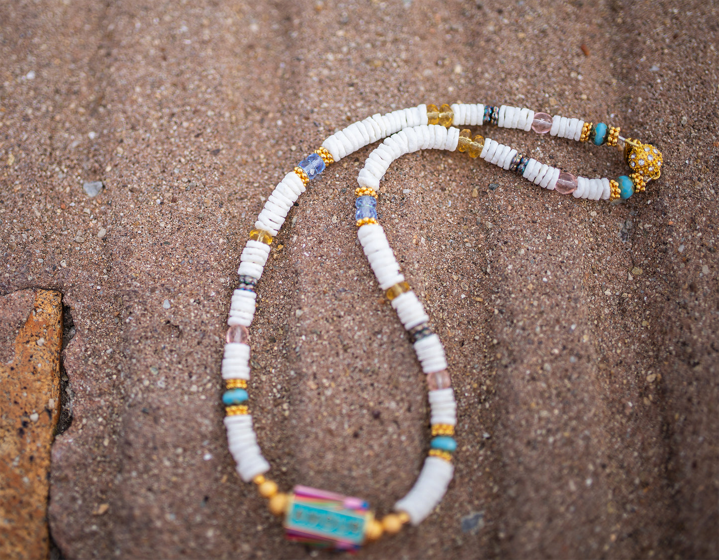 Collier Talisman Amour en Perles Heishi & Coquillage – Bijou Bohème Fait Main à Cannes