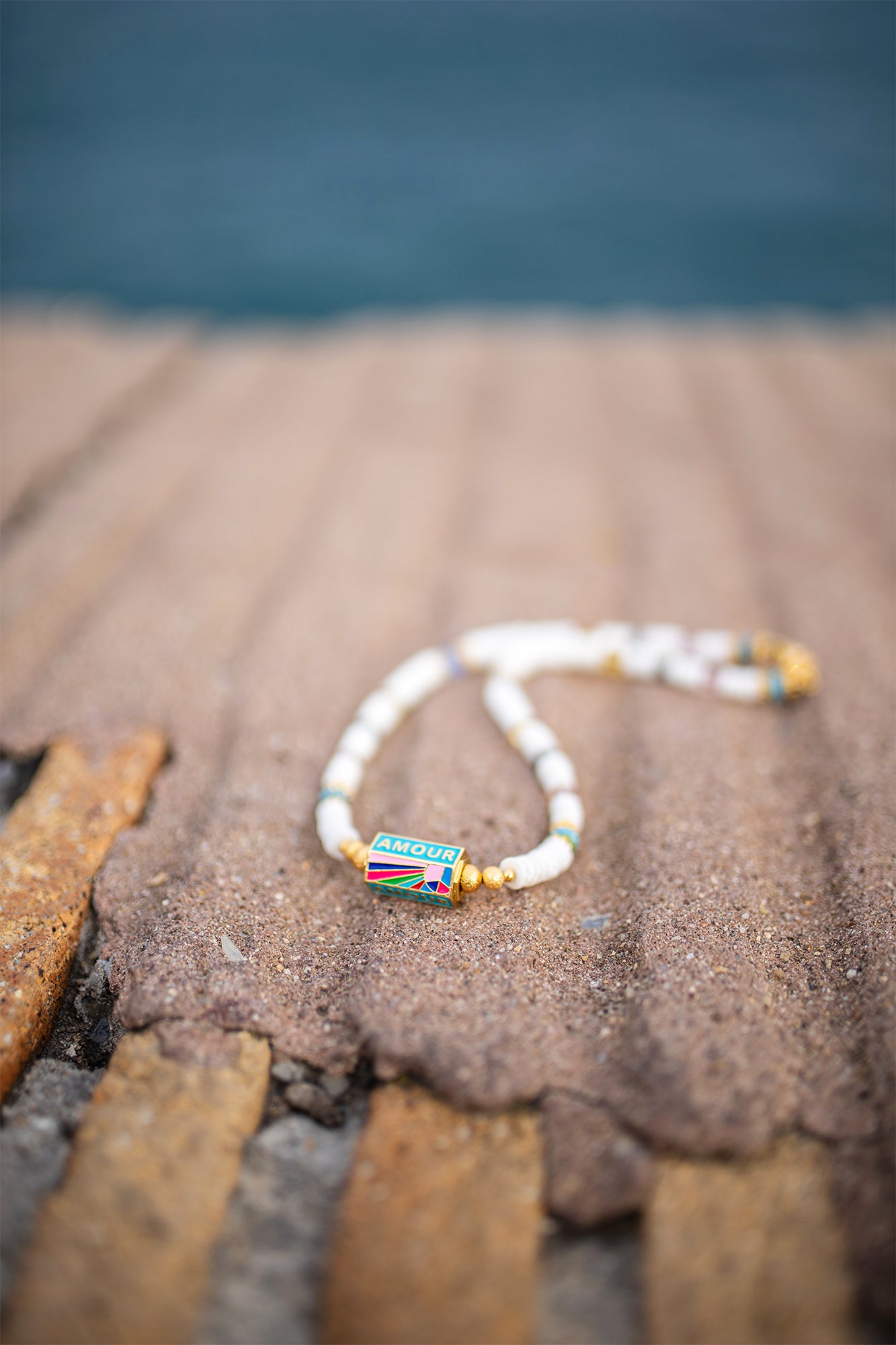 Collier Talisman Amour en Perles Heishi & Coquillage – Bijou Bohème Fait Main à Cannes