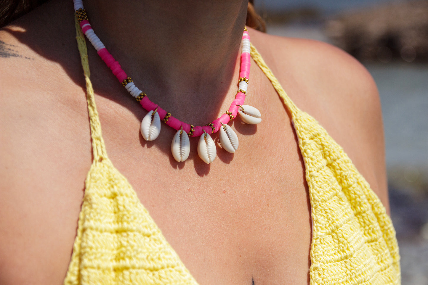 Collier en perles heishi fuschia et pendentifs cauris - caurisandco