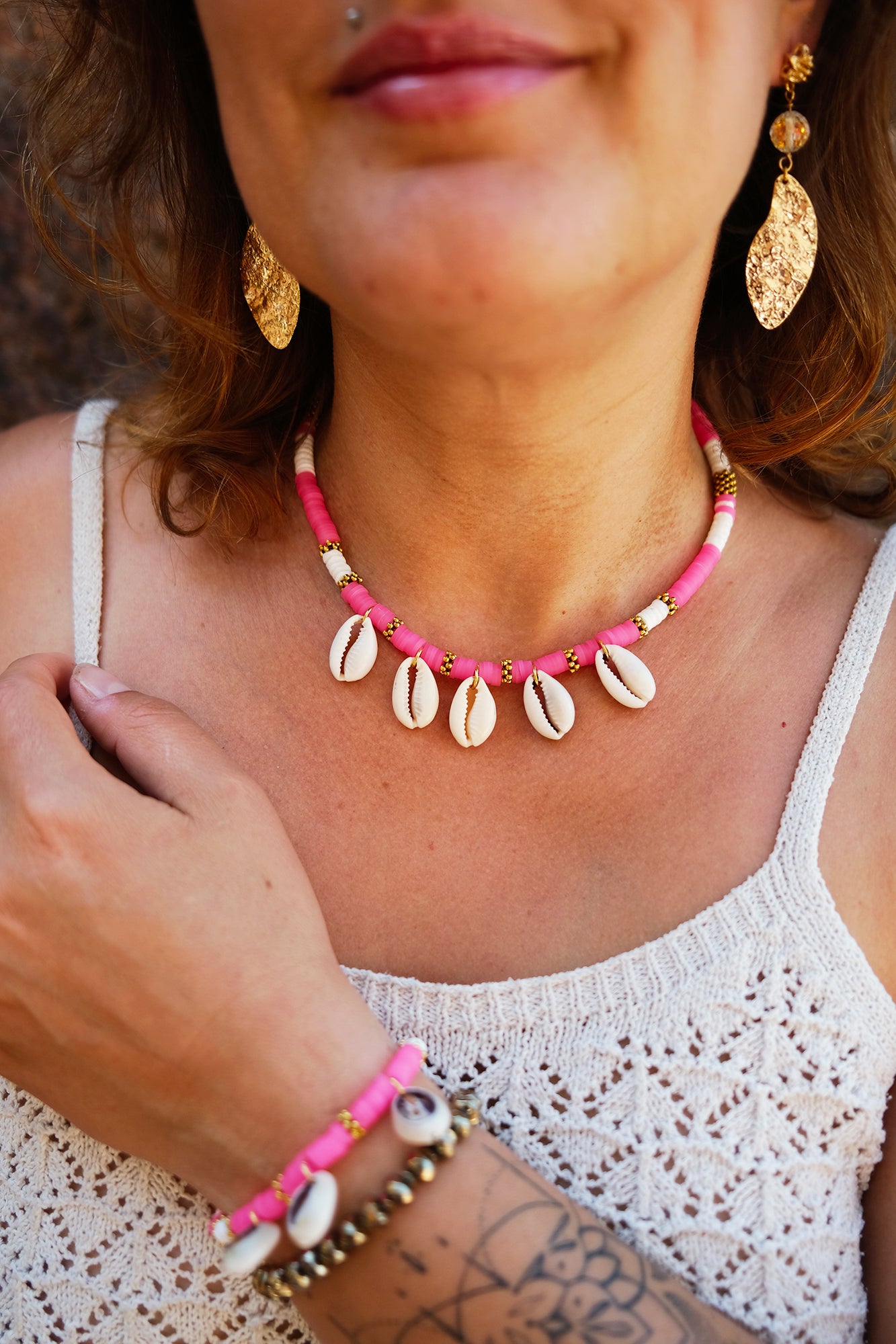 Collier en perles heishi fuschia et pendentifs cauris - caurisandco