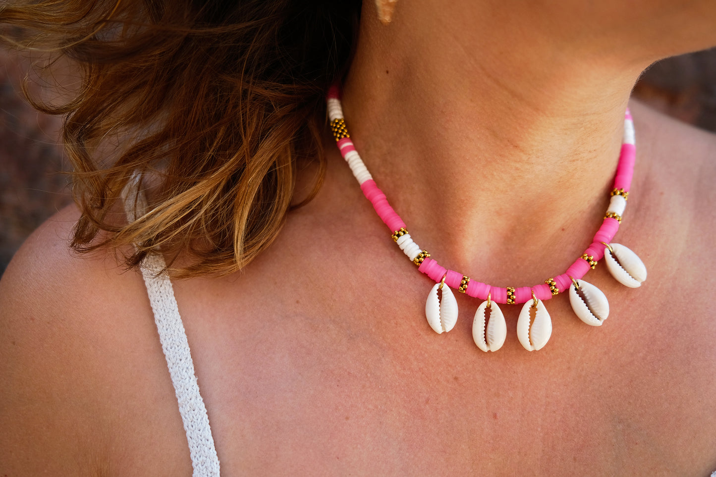 Collier en perles heishi fuschia et pendentifs cauris - caurisandco