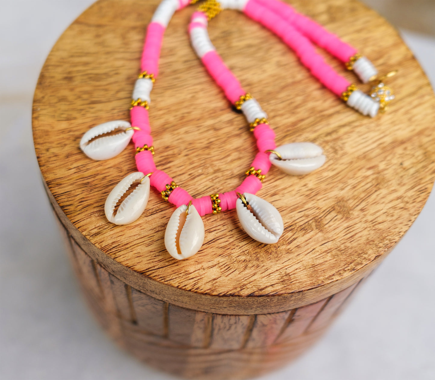 Collier en perles heishi fuschia et pendentifs cauris - caurisandco