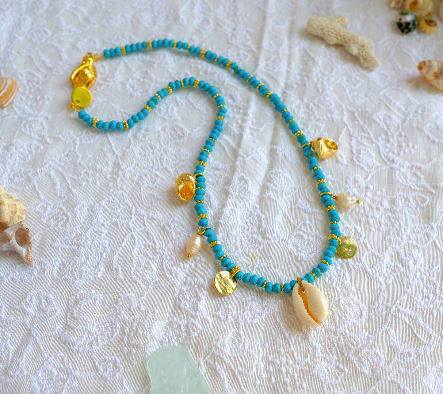 Collier Femme en Howlite Turquoise & Breloques Coquillages – Bijou Bohème Chic Fait Main