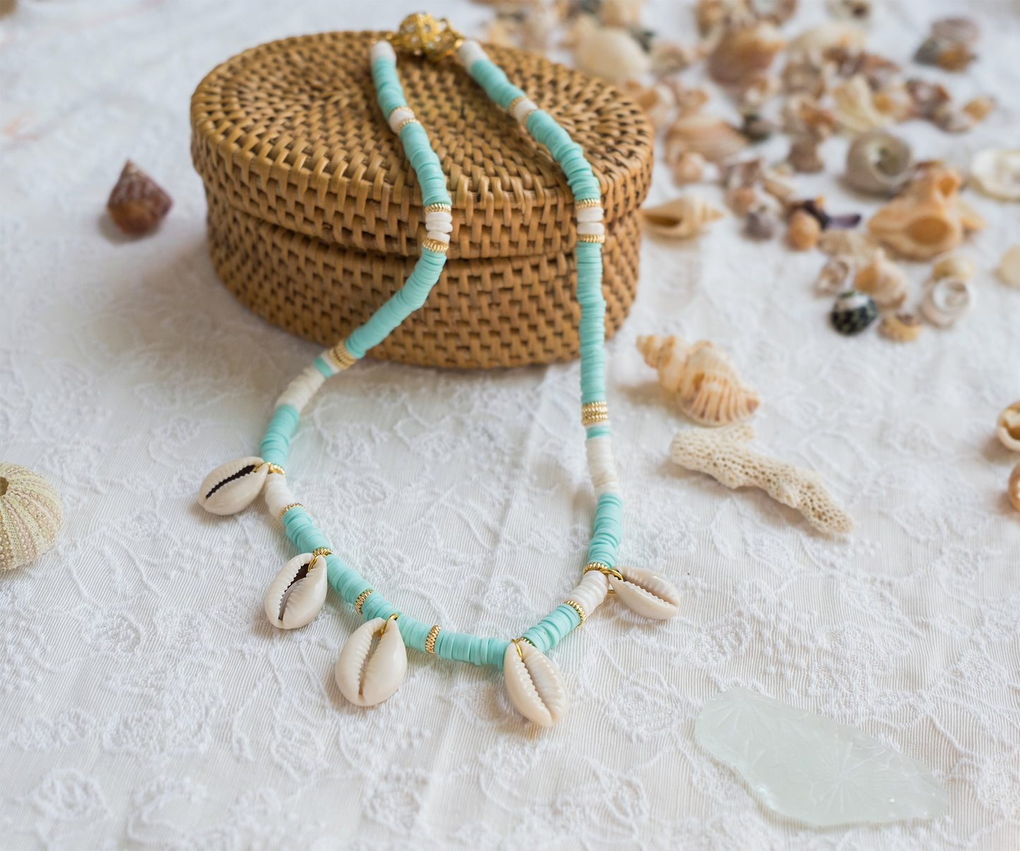 Collier en perles heishi turquoise et pendentifs cauris