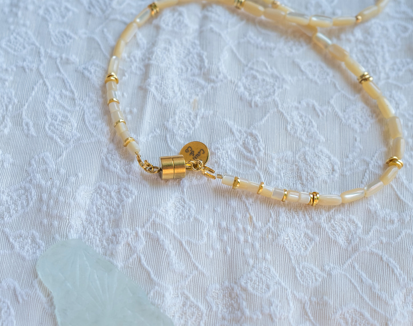 Collier Femme Nacre Tube – Bijou Bohème Minimaliste pour le Quotidien
