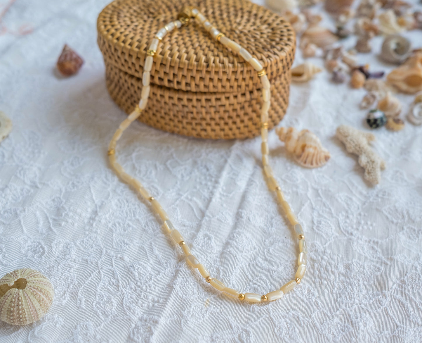 Collier Femme Nacre Tube – Bijou Bohème Minimaliste pour le Quotidien