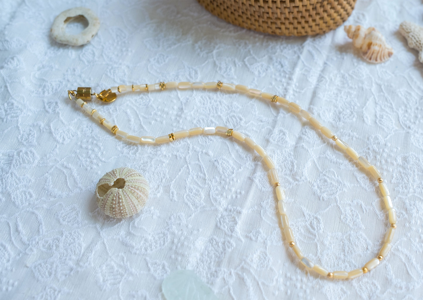 Collier Femme Nacre Tube – Bijou Bohème Minimaliste pour le Quotidien