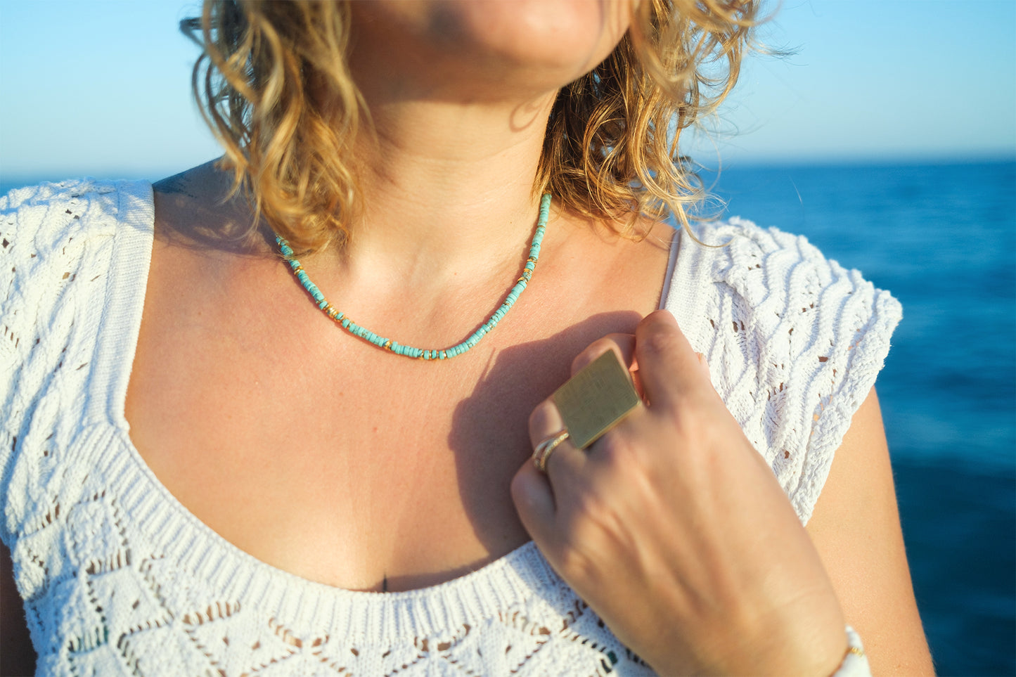 Collier ras de cou de perles en rondelle de howlite turquoise 4mm - caurisandco