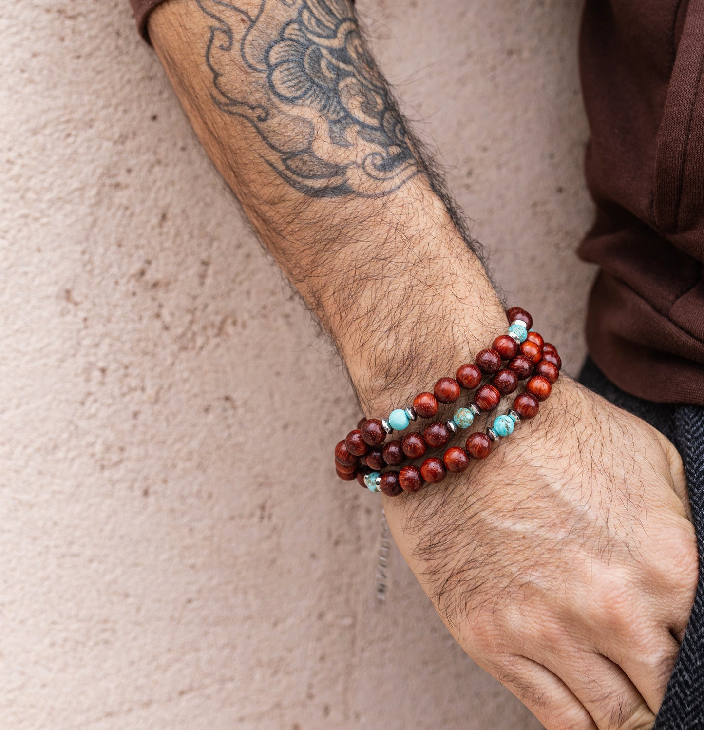 collier homme perles en bois et howlite turquoise - caurisandco