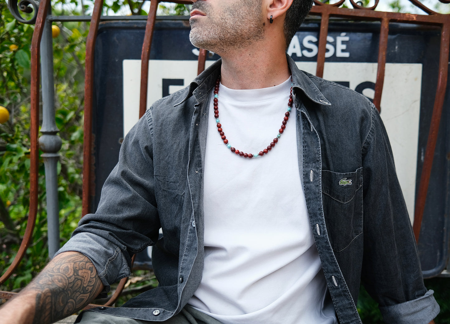 collier homme perles en bois et howlite turquoise - caurisandco