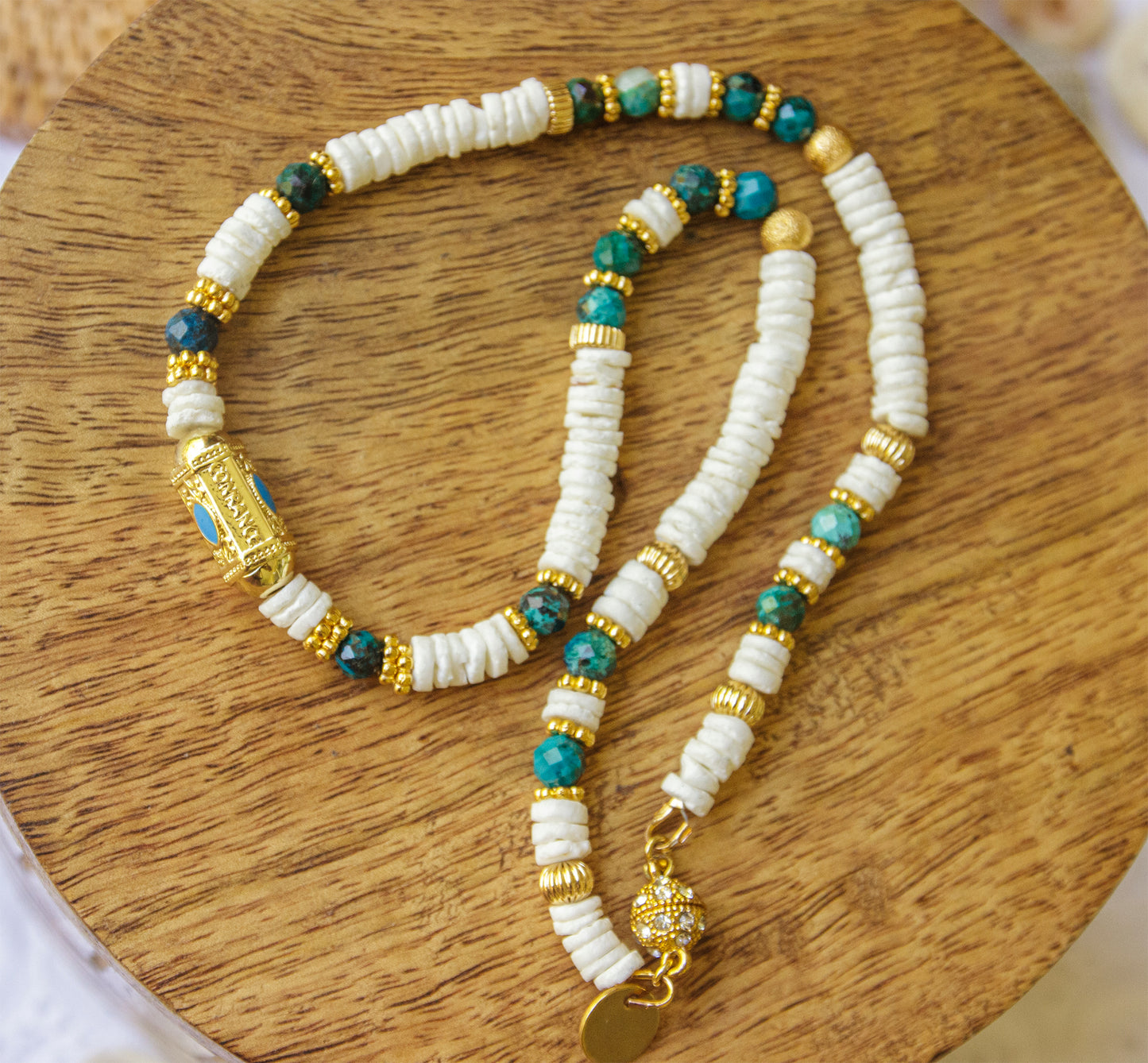 Collier talisman perles heishi coquillage et chrysocolle - caurisandco