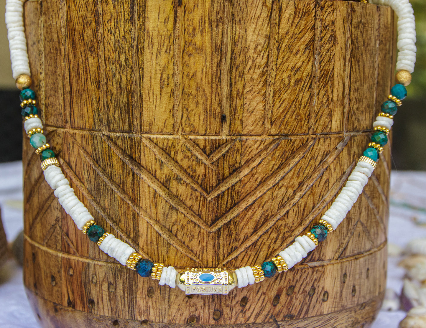 Collier talisman perles heishi coquillage et chrysocolle - caurisandco