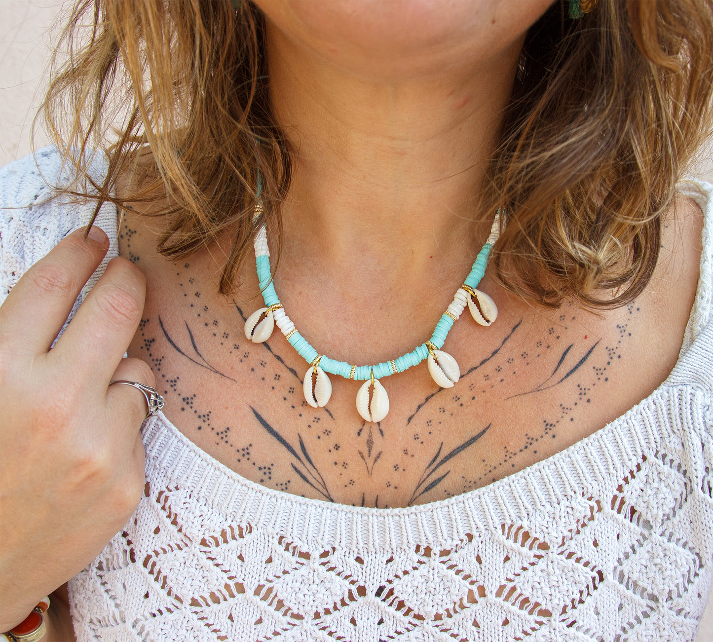 Collier en perles heishi turquoise et pendentifs cauris