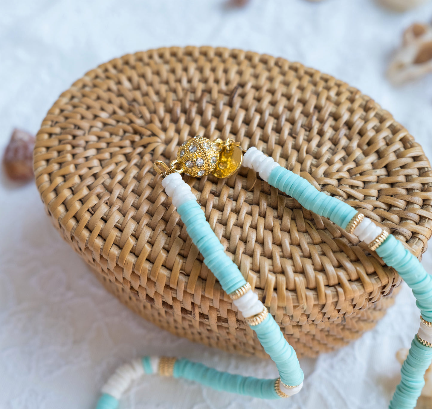 Collier en perles heishi turquoise et pendentifs cauris